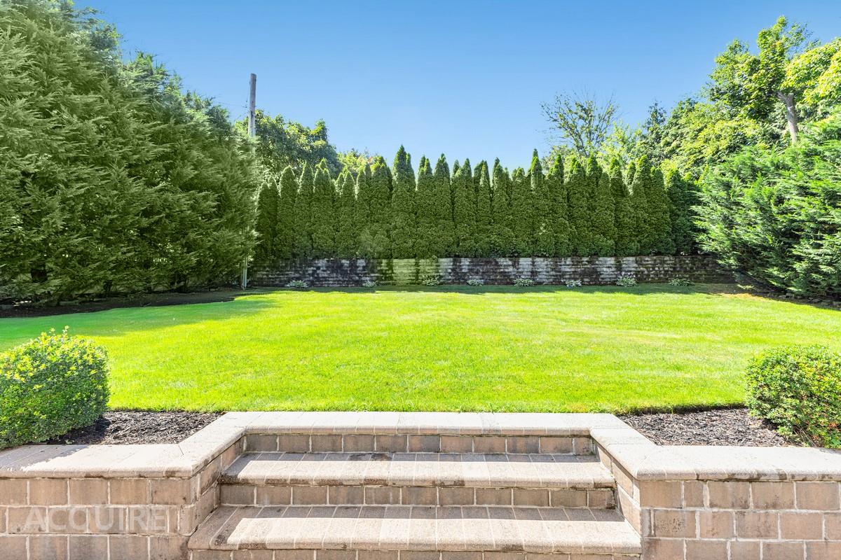 12 Overhill Lane, Roslyn, NY 11576