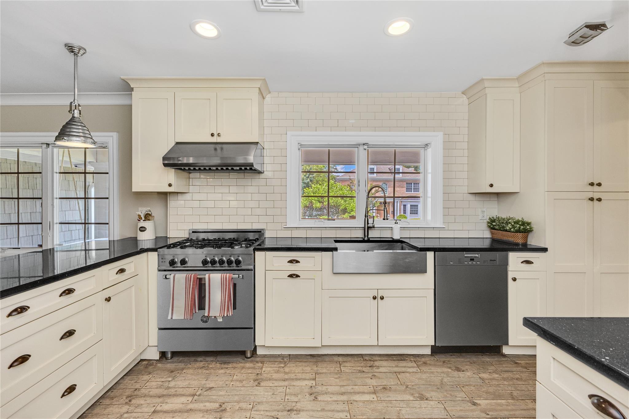 12 Overhill Lane, Roslyn, NY 11576