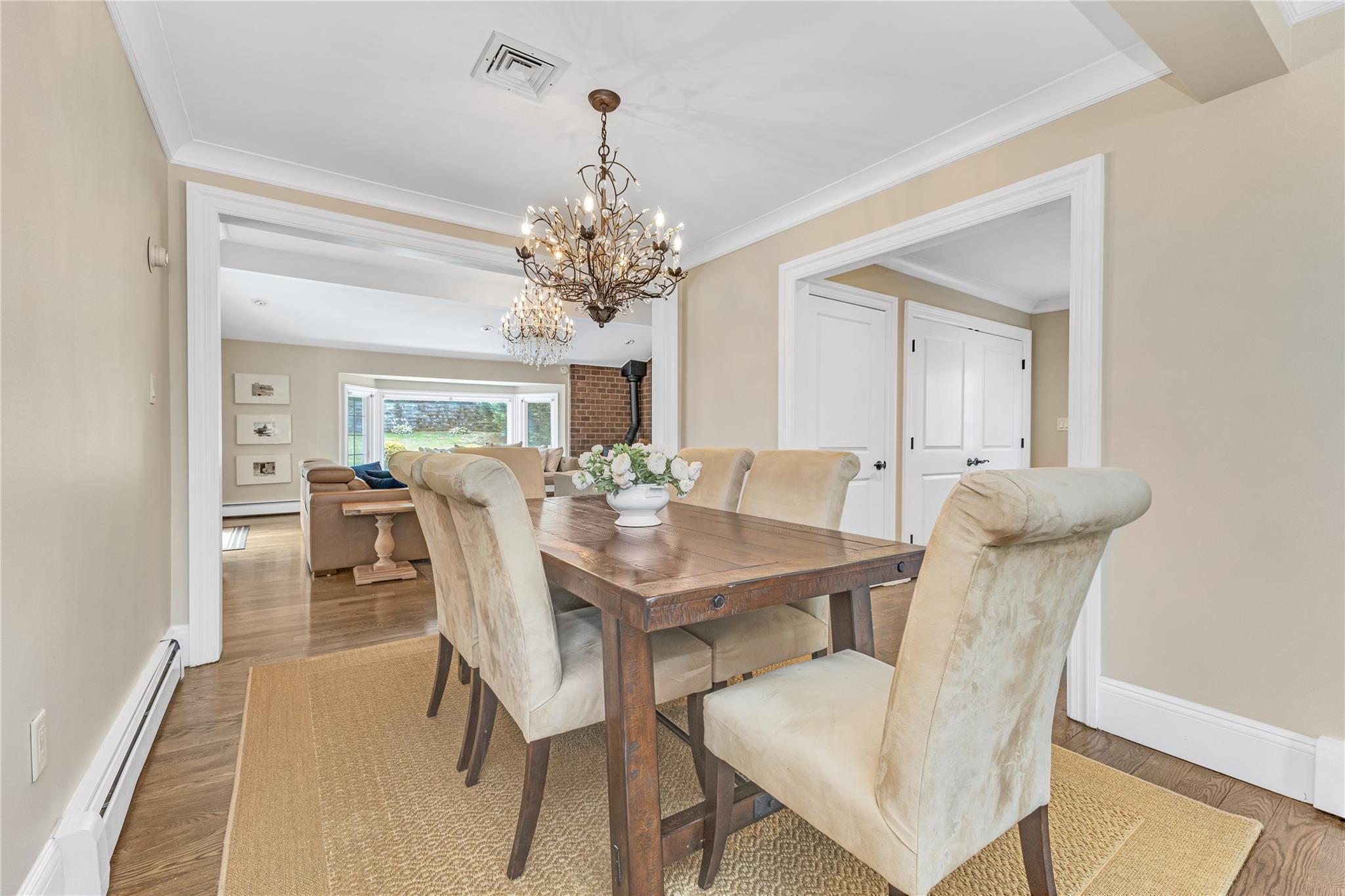 12 Overhill Lane, Roslyn, NY 11576