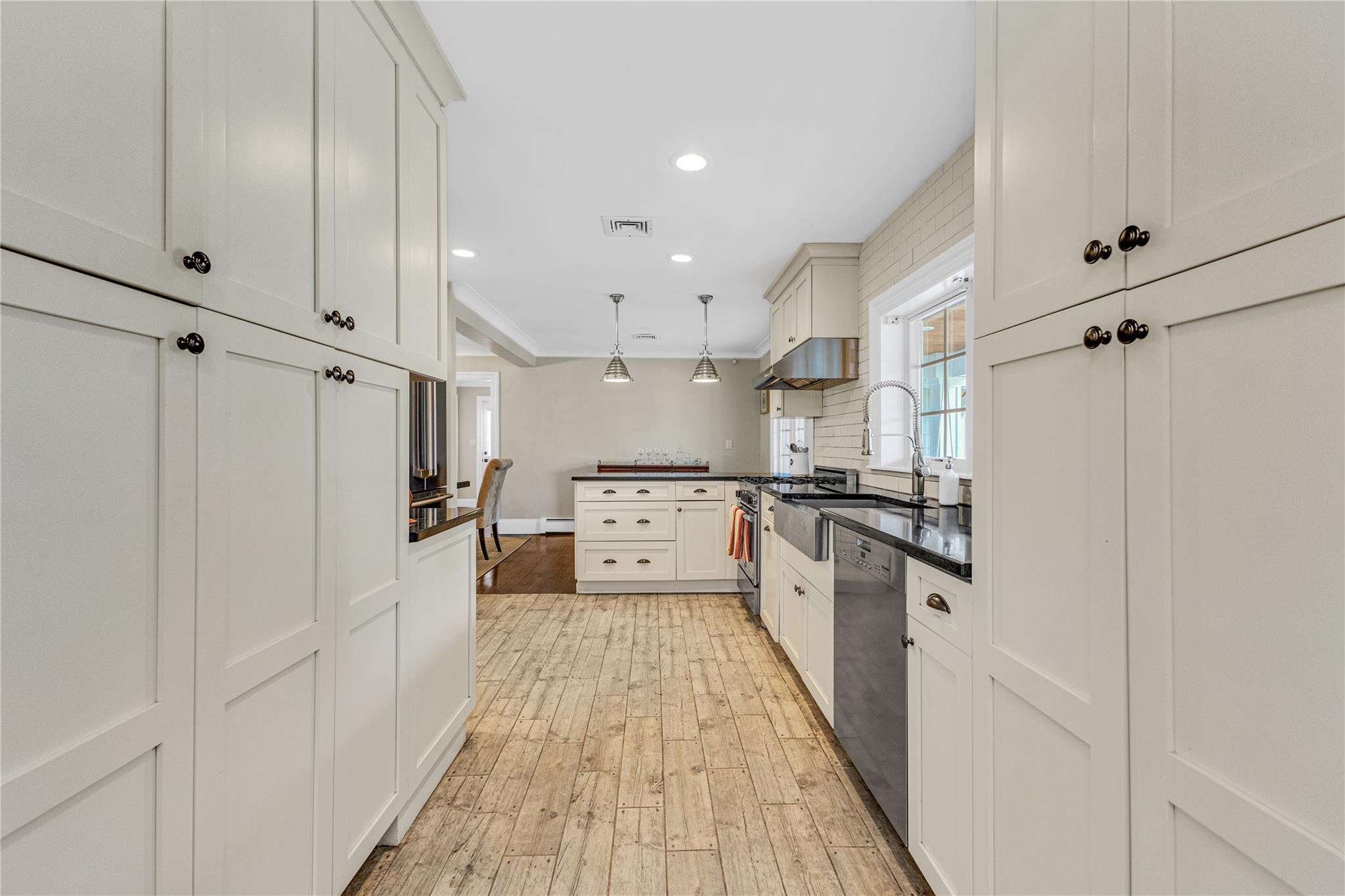 12 Overhill Lane, Roslyn, NY 11576