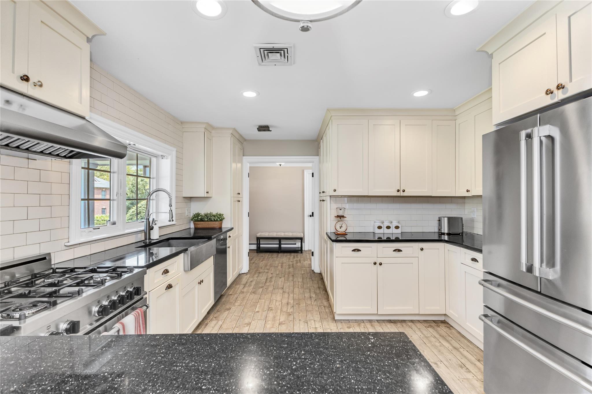 12 Overhill Lane, Roslyn, NY 11576