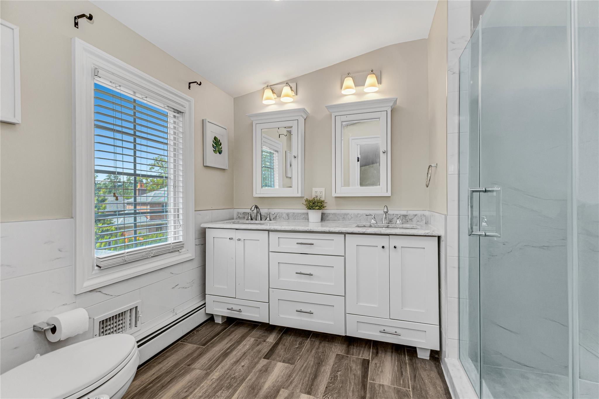 12 Overhill Lane, Roslyn, NY 11576