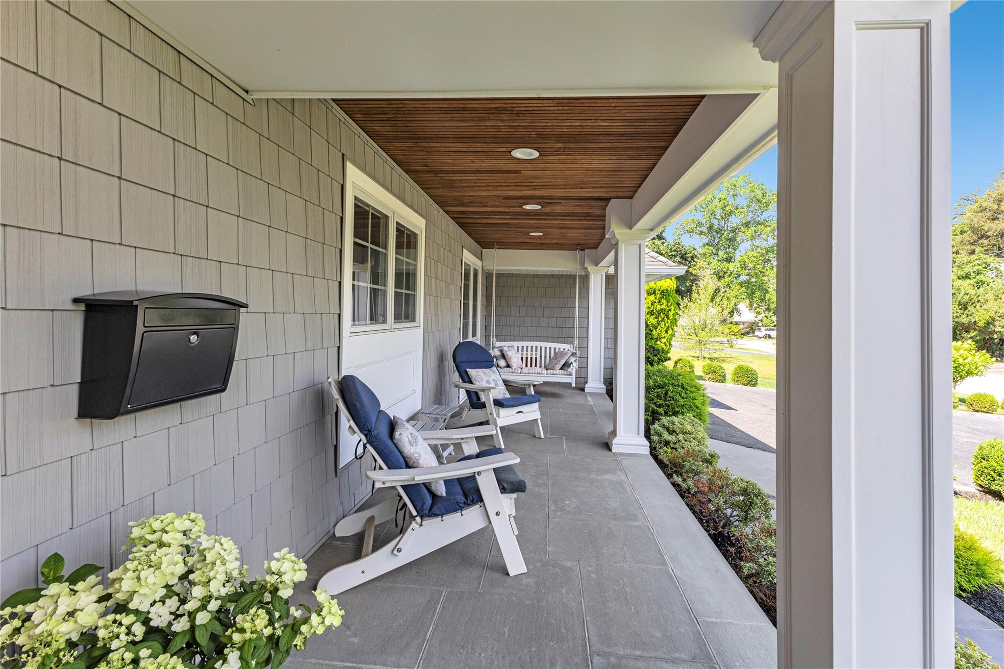 12 Overhill Lane, Roslyn, NY 11576