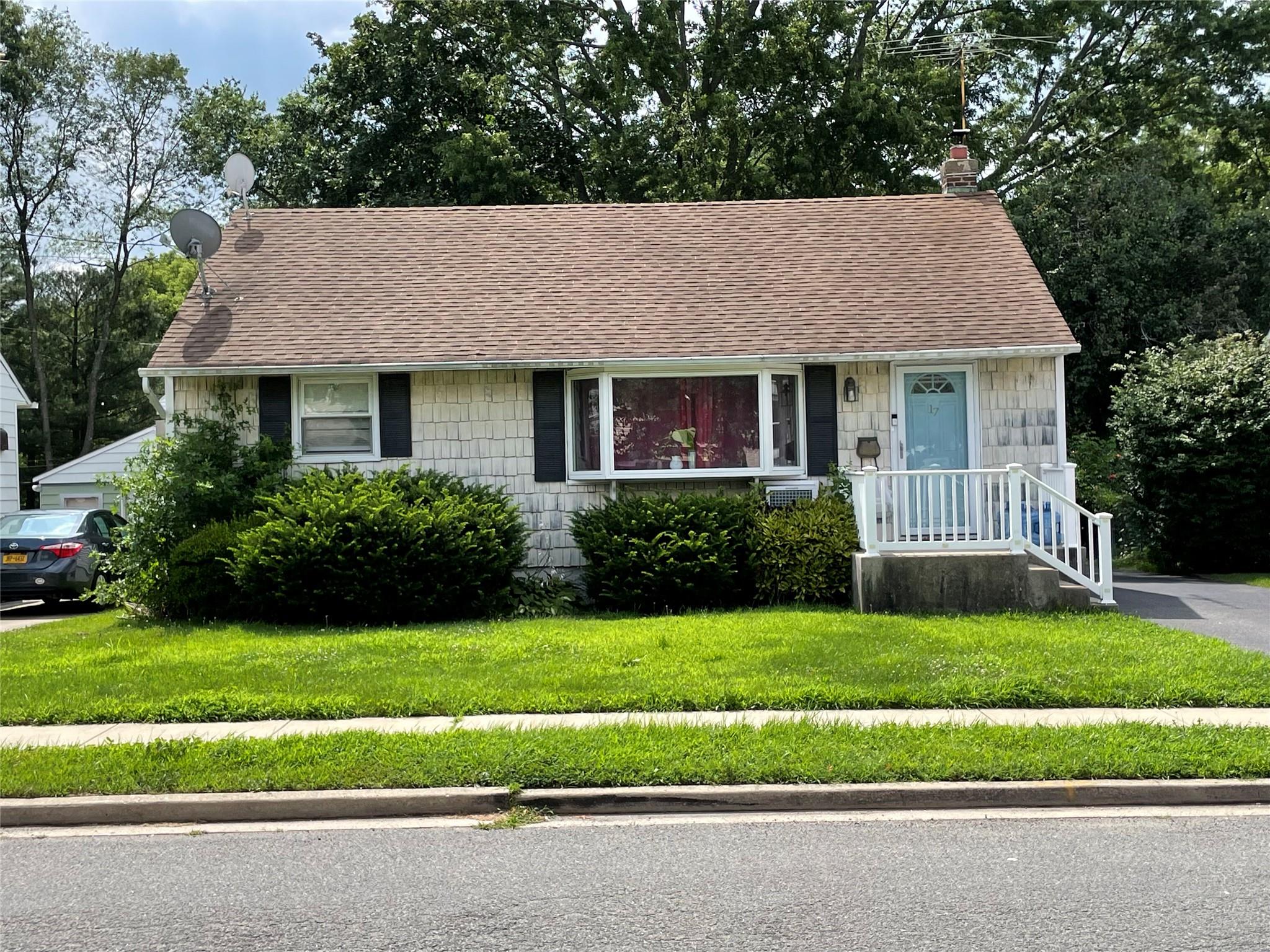 17 Kuhl Avenue, Hicksville, NY 11801