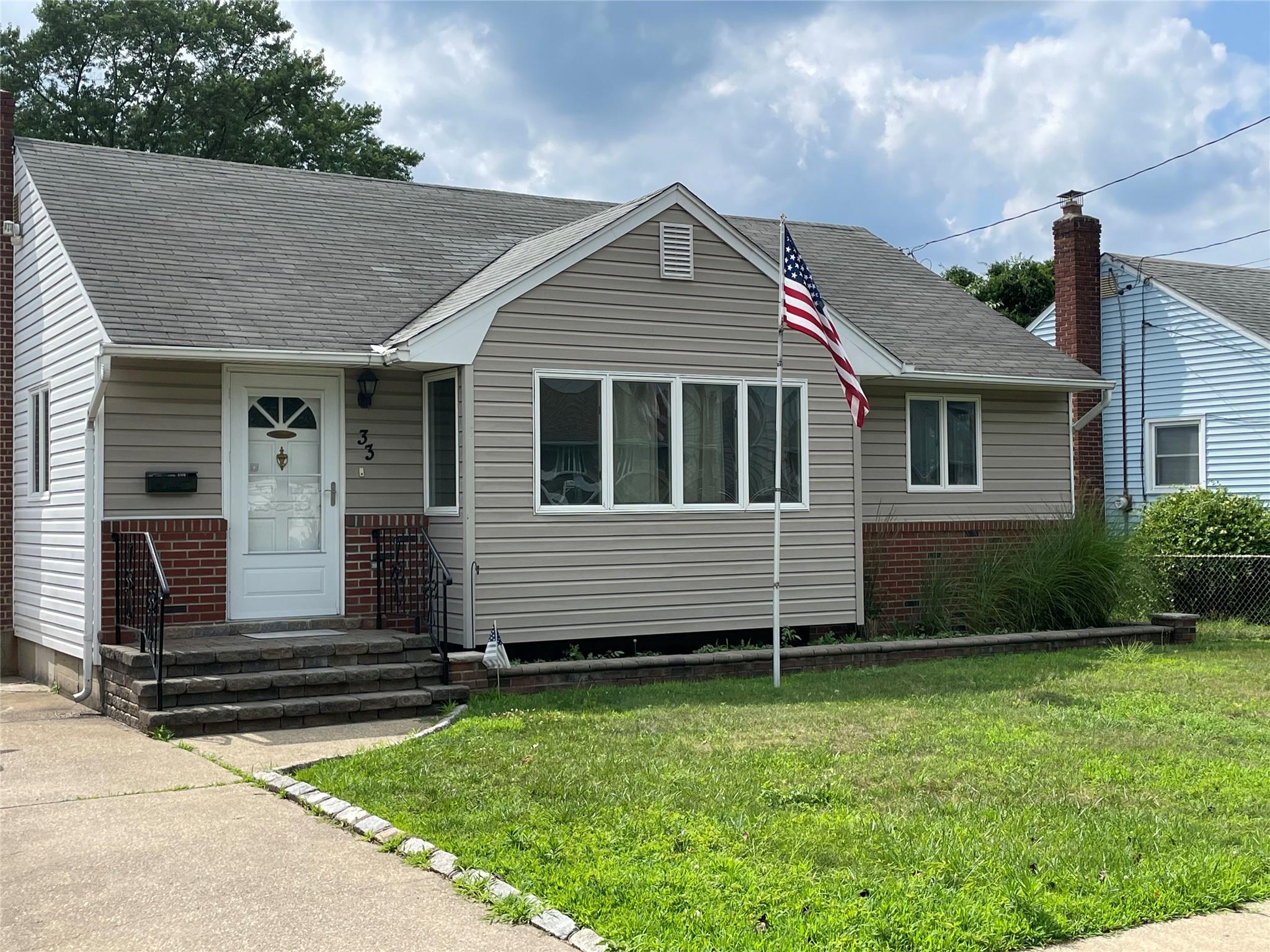 33 Gardner Avenue, Hicksville, NY 11801