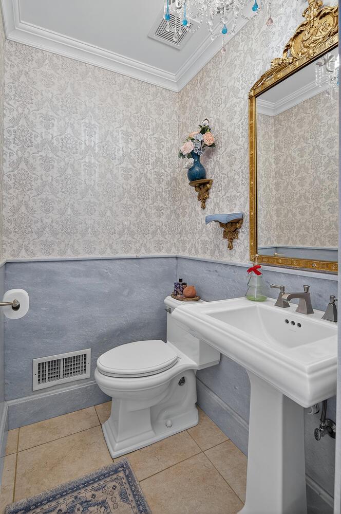 2 Gail Terrace, Glen Cove, NY 11542