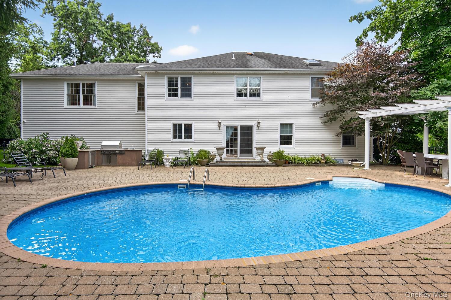 2 Gail Terrace, Glen Cove, NY 11542