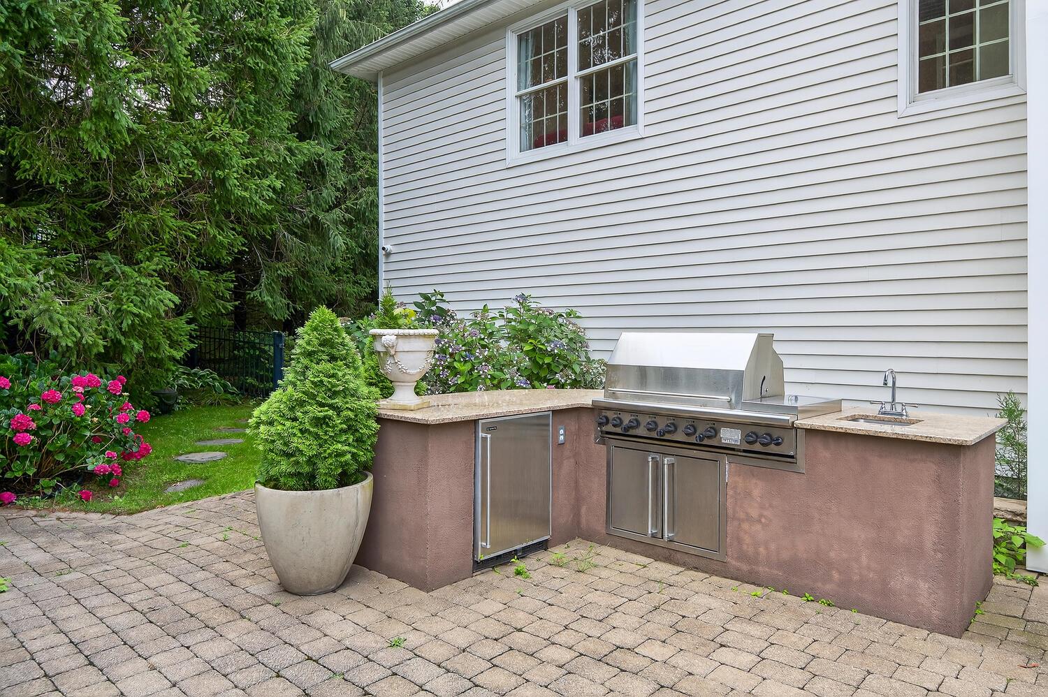 2 Gail Terrace, Glen Cove, NY 11542