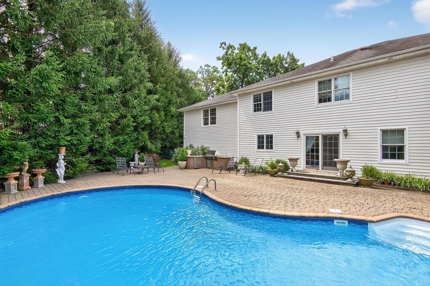 2 Gail Terrace, Glen Cove, NY 11542