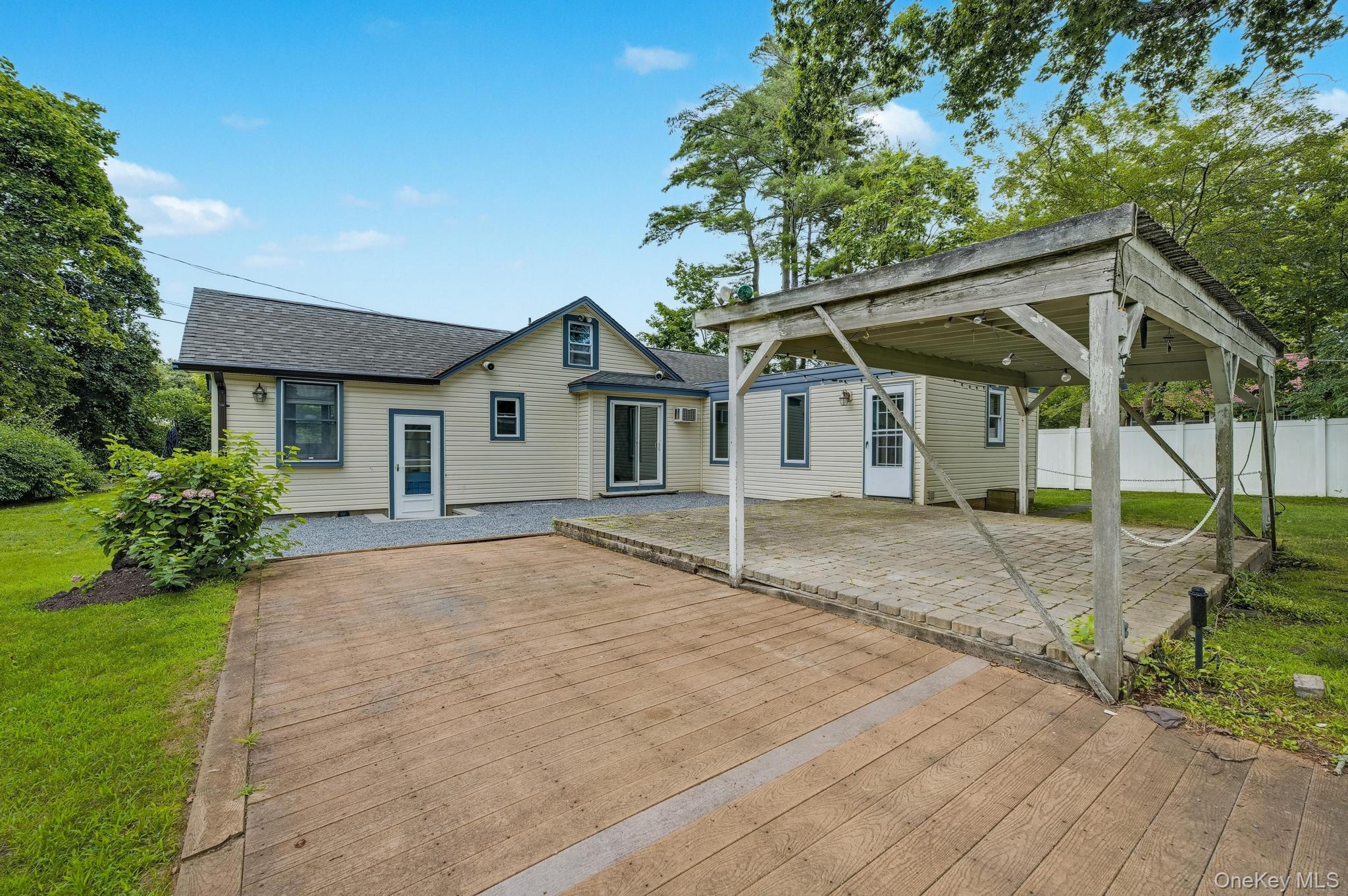 11 Rhoda Avenue, Smithtown, NY 11787