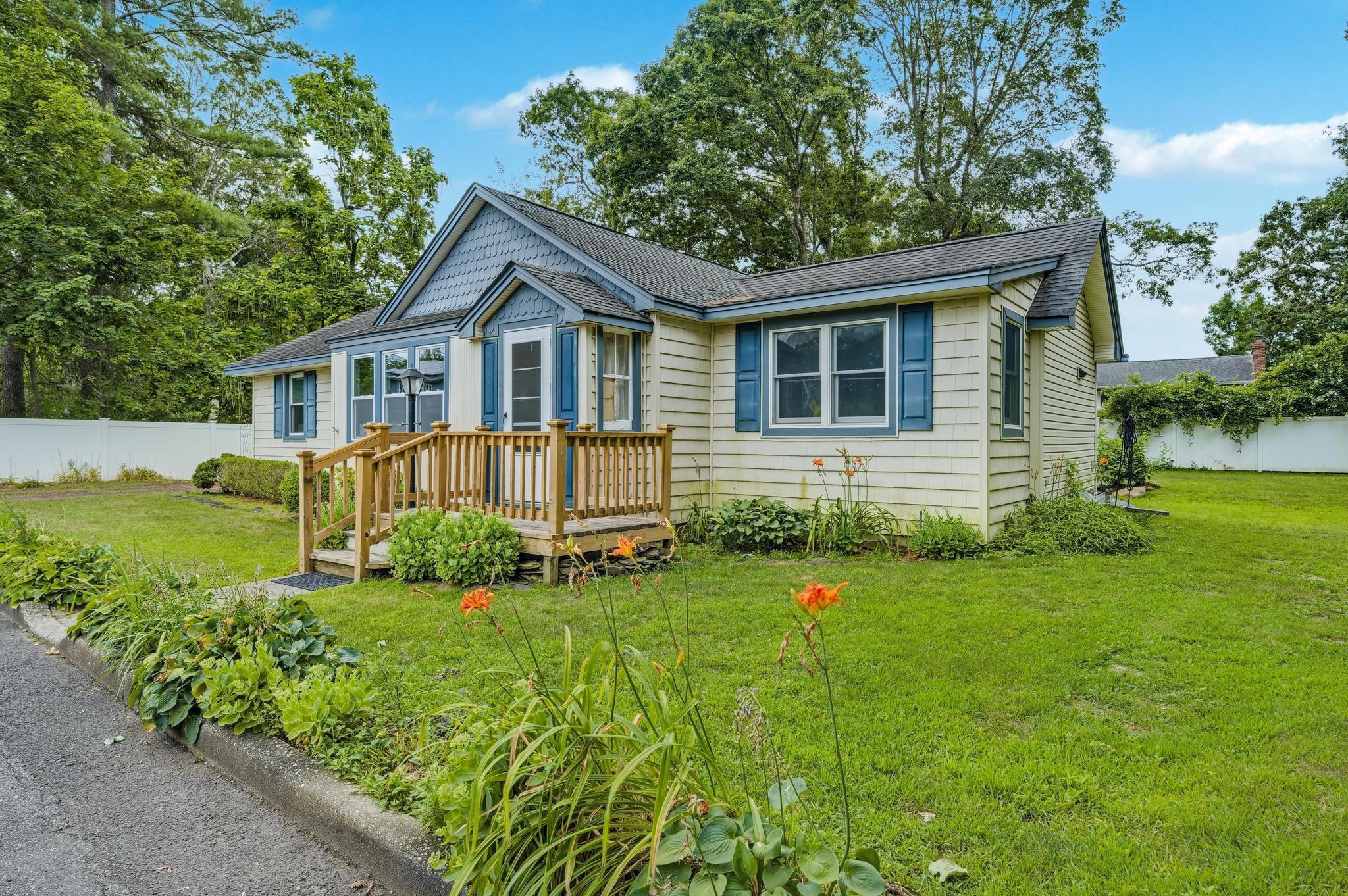 11 Rhoda Avenue, Smithtown, NY 11787