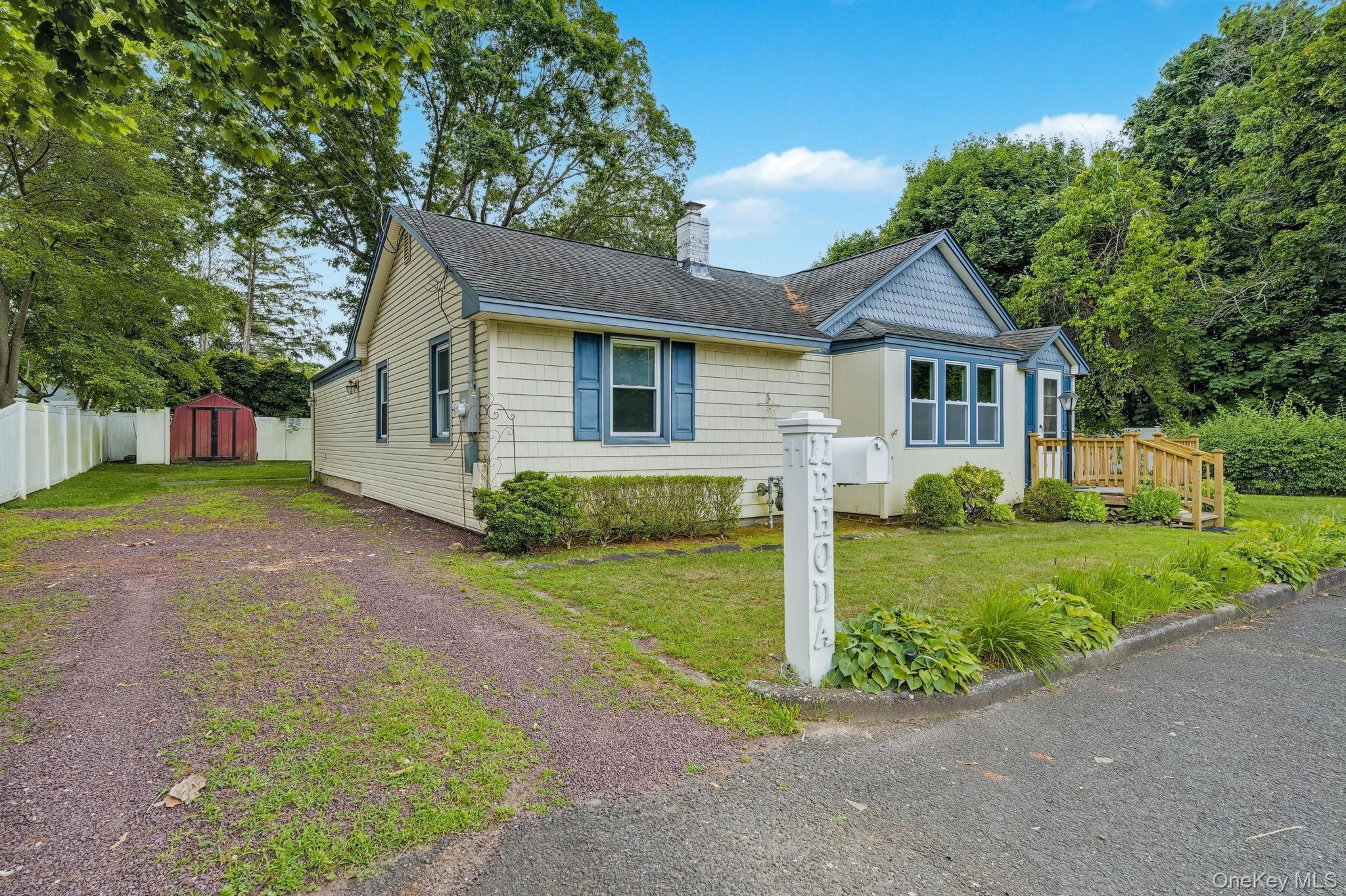 11 Rhoda Avenue, Smithtown, NY 11787