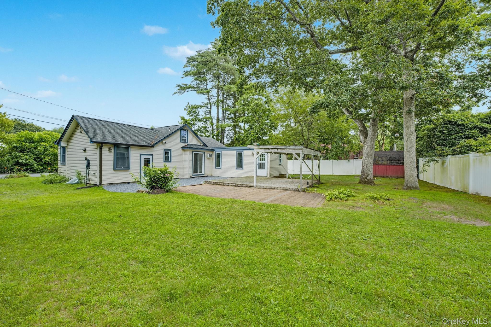 11 Rhoda Avenue, Smithtown, NY 11787