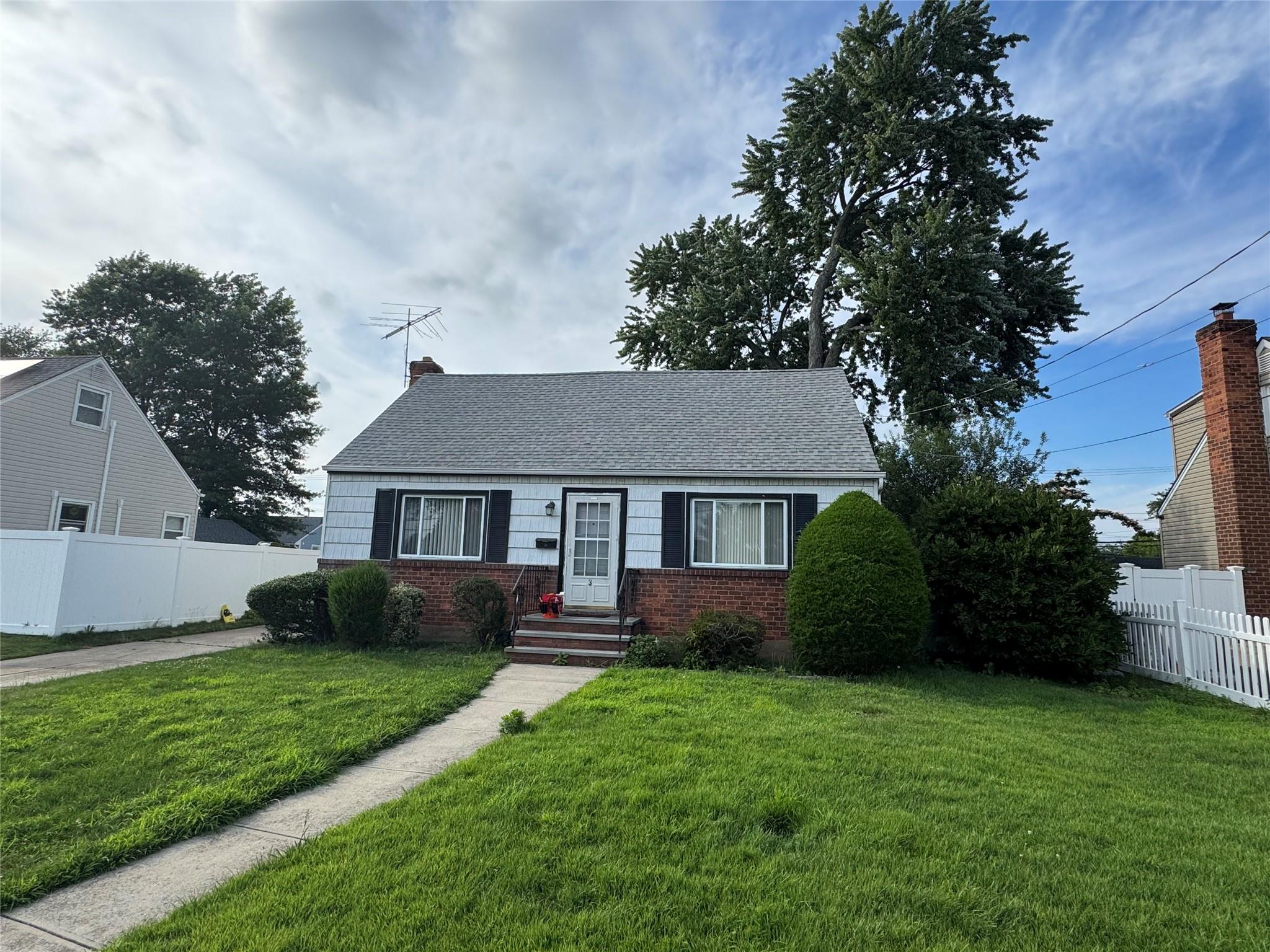 3 Rhodes Lane, Hicksville, NY 11801