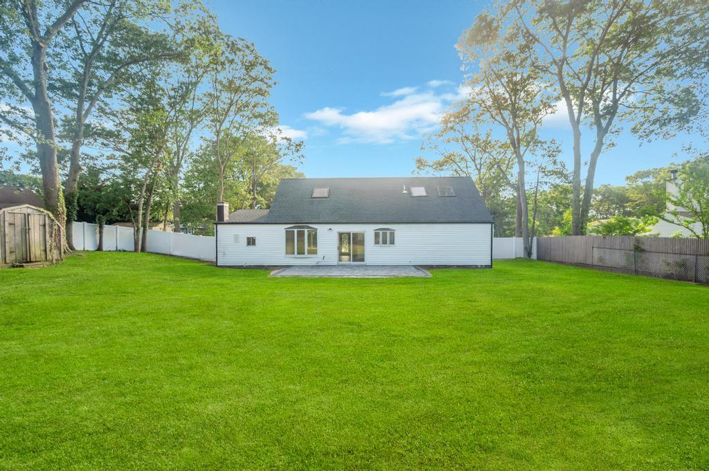 9 Wakefield Avenue, Coram, NY 11727