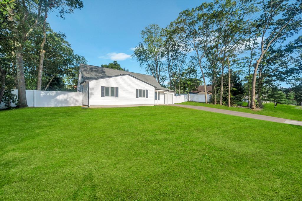 9 Wakefield Avenue, Coram, NY 11727