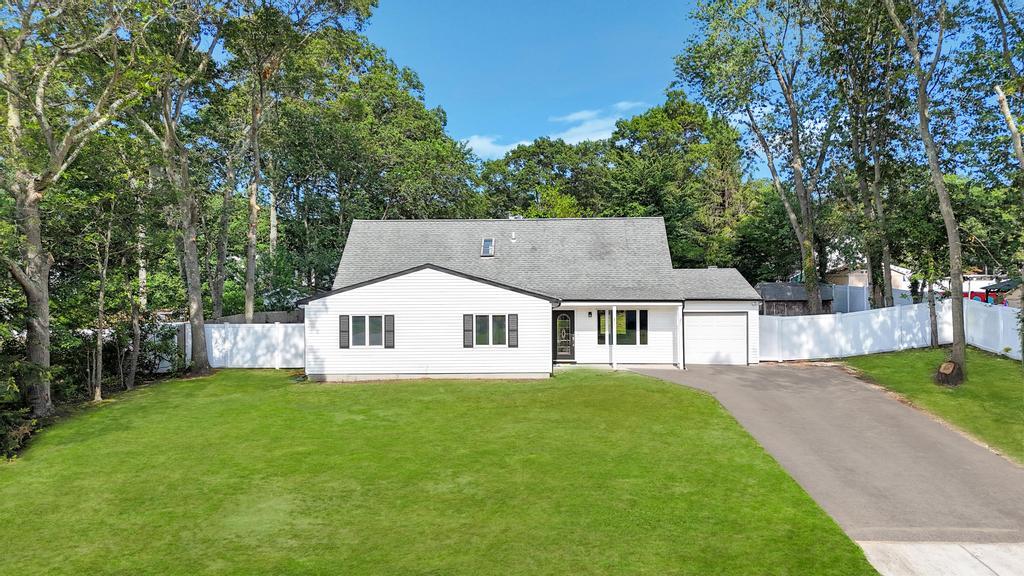 9 Wakefield Avenue, Coram, NY 11727