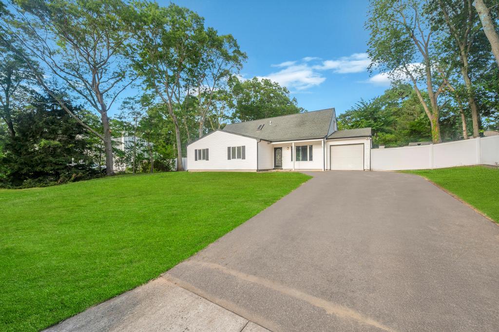 9 Wakefield Avenue, Coram, NY 11727