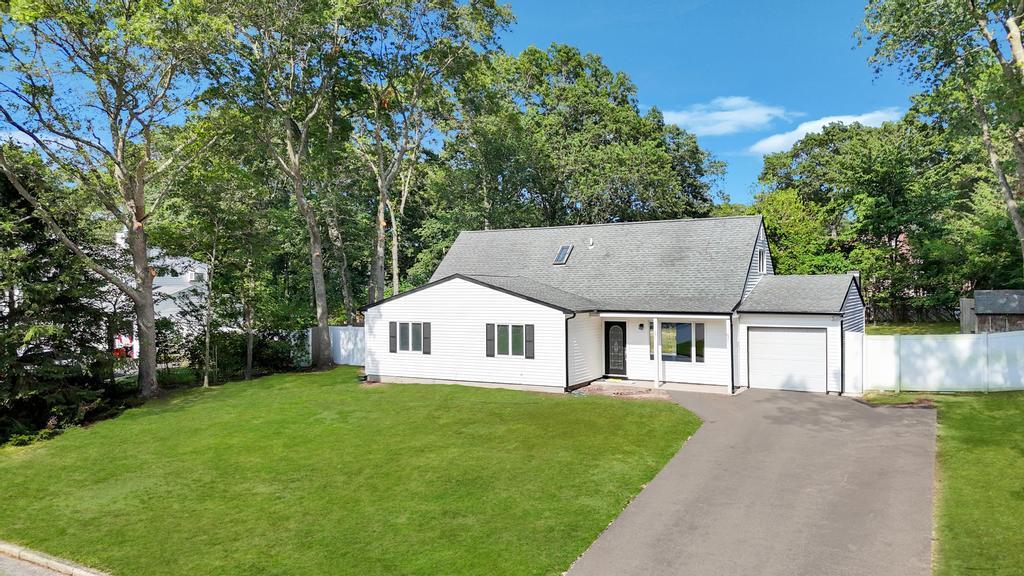 9 Wakefield Avenue, Coram, NY 11727