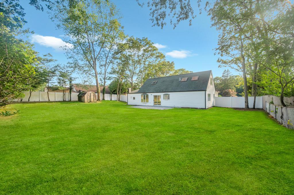 9 Wakefield Avenue, Coram, NY 11727