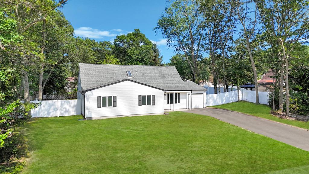 9 Wakefield Avenue, Coram, NY 11727