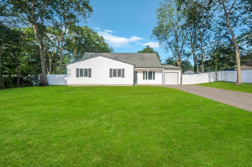 9 Wakefield Avenue, Coram, NY 11727