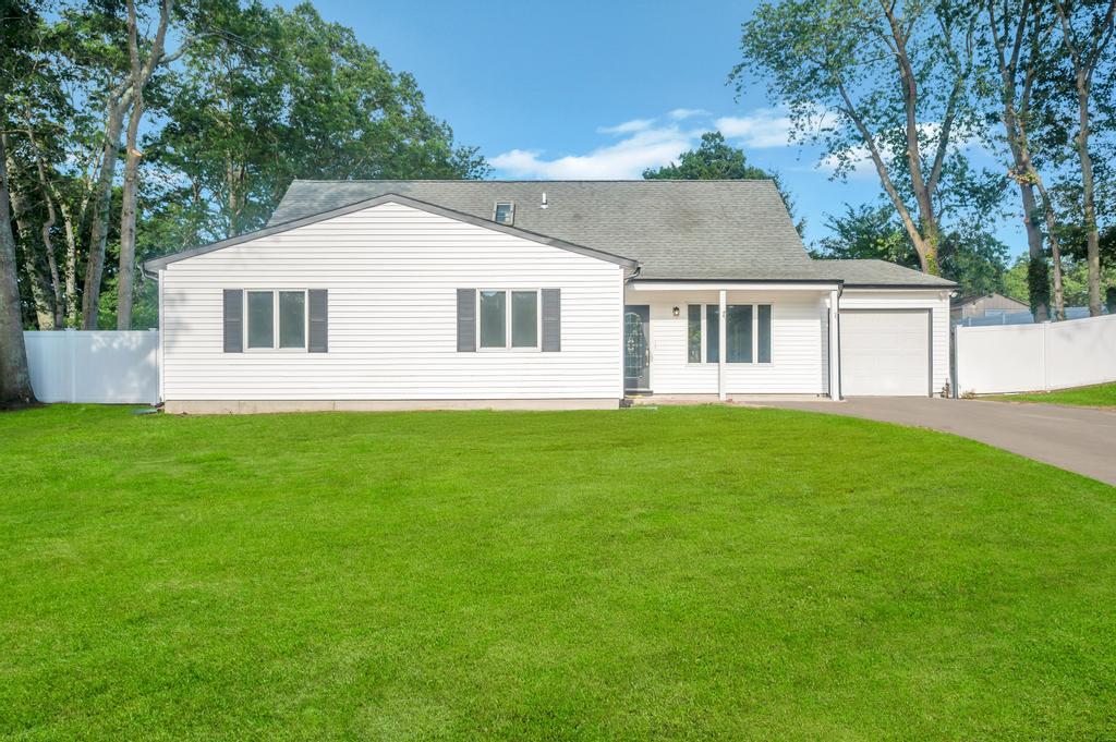 9 Wakefield Avenue, Coram, NY 11727