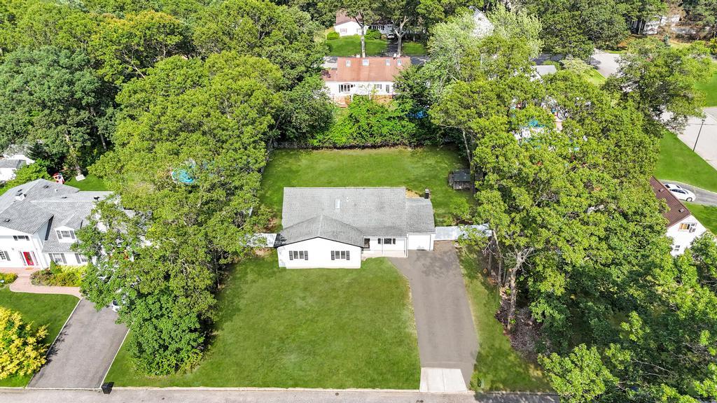 9 Wakefield Avenue, Coram, NY 11727