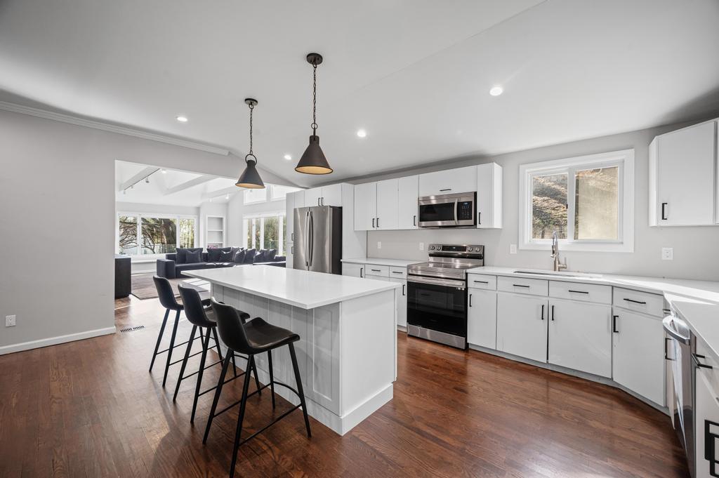 110 Peach Drive, East Hills, NY 11576