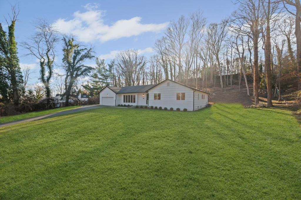 110 Peach Drive, East Hills, NY 11576