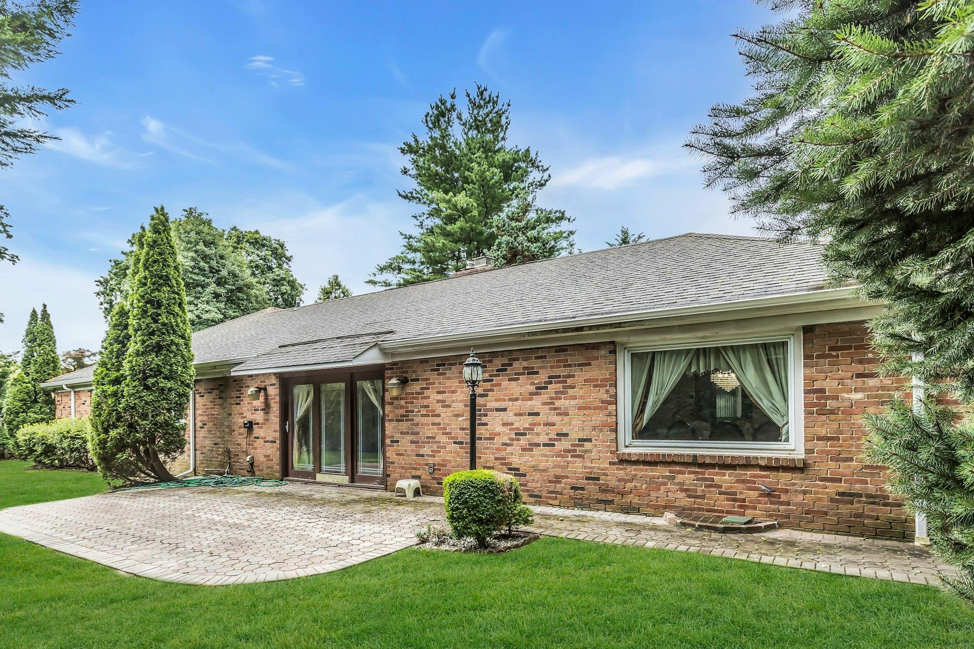 84 Horton Place, Syosset, NY 11791