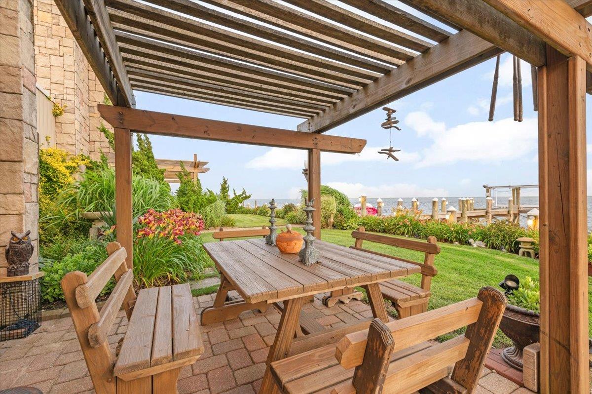 45 Shore Drive S, Copiague, NY 11726