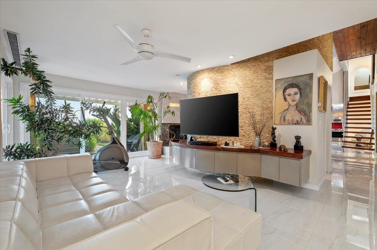 45 Shore Drive S, Copiague, NY 11726