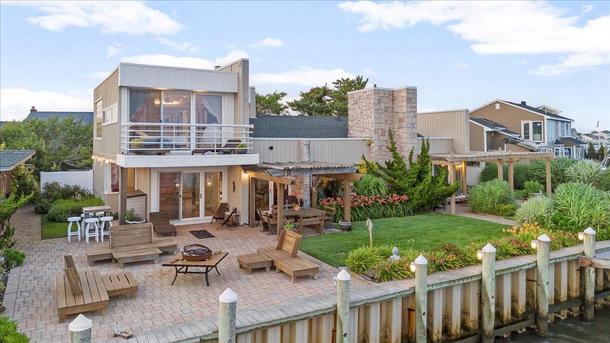 45 Shore Drive S, Copiague, NY 11726