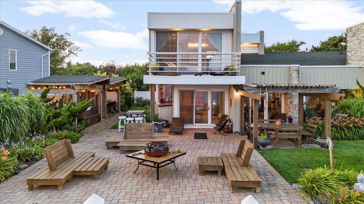 45 Shore Drive S, Copiague, NY 11726