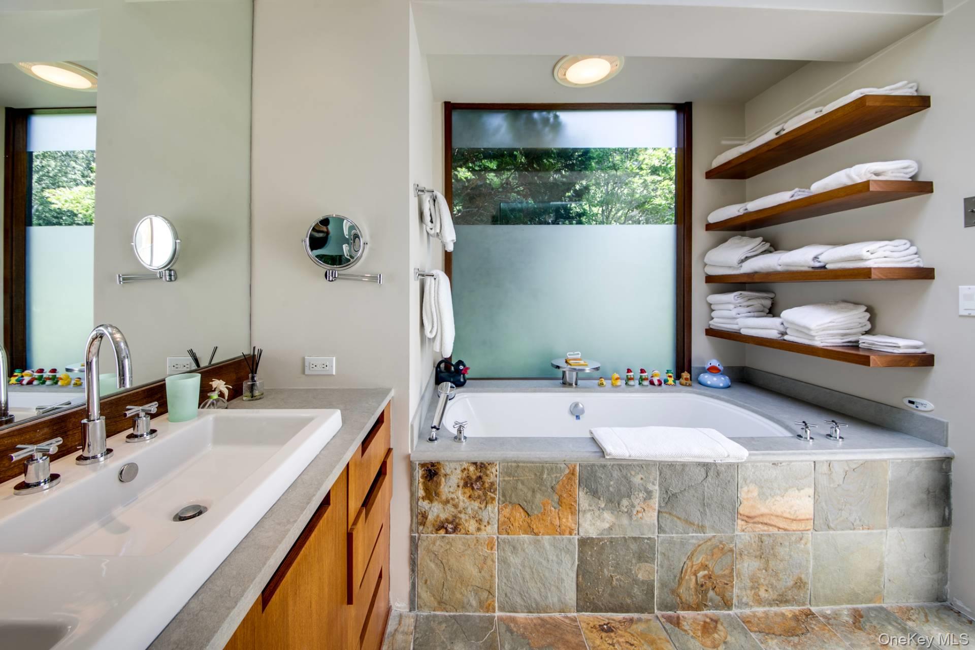 118 Georgica Close Road, East Hampton, NY 11937