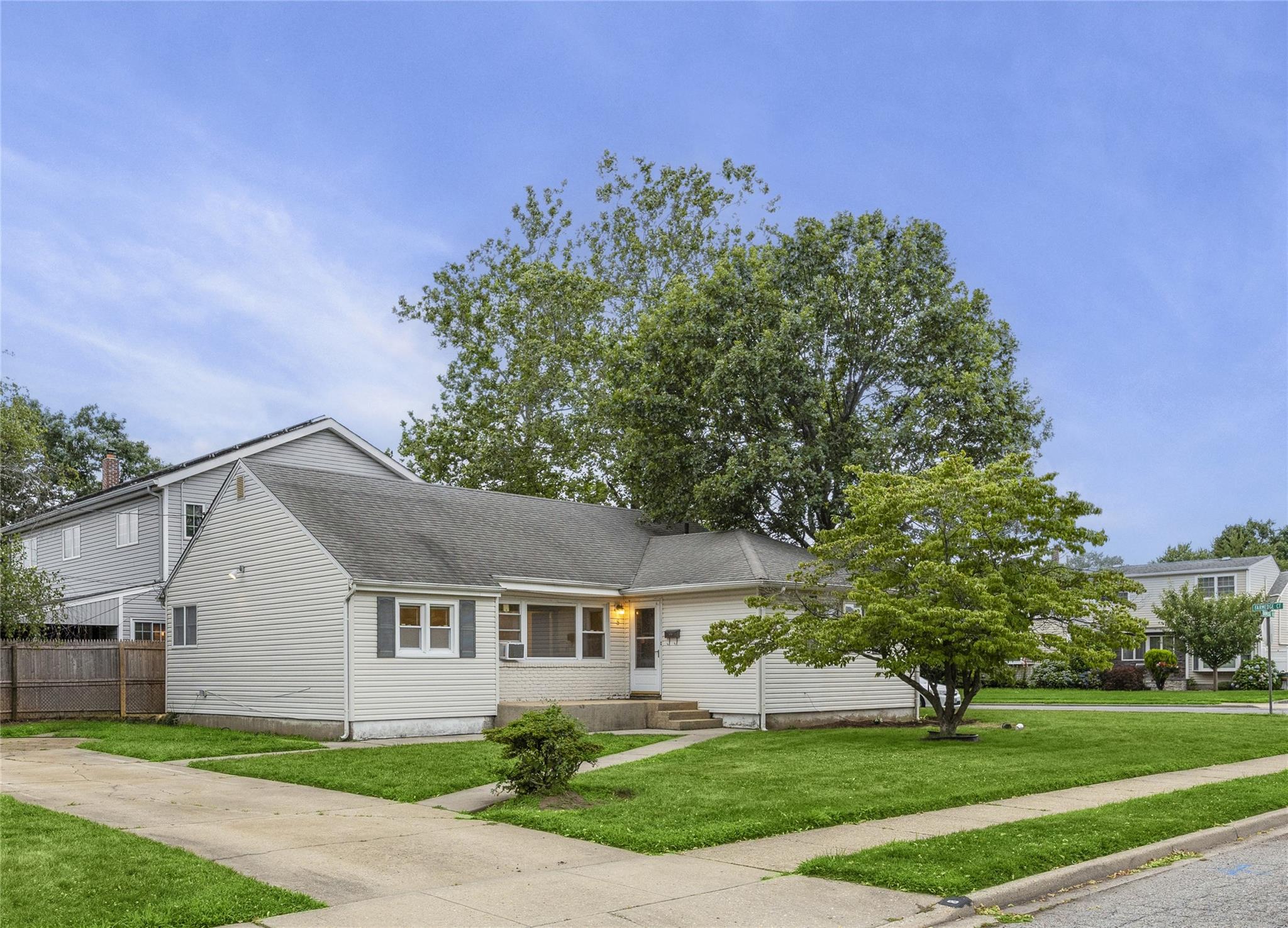 8 Farmedge Road, Bethpage, NY 11714