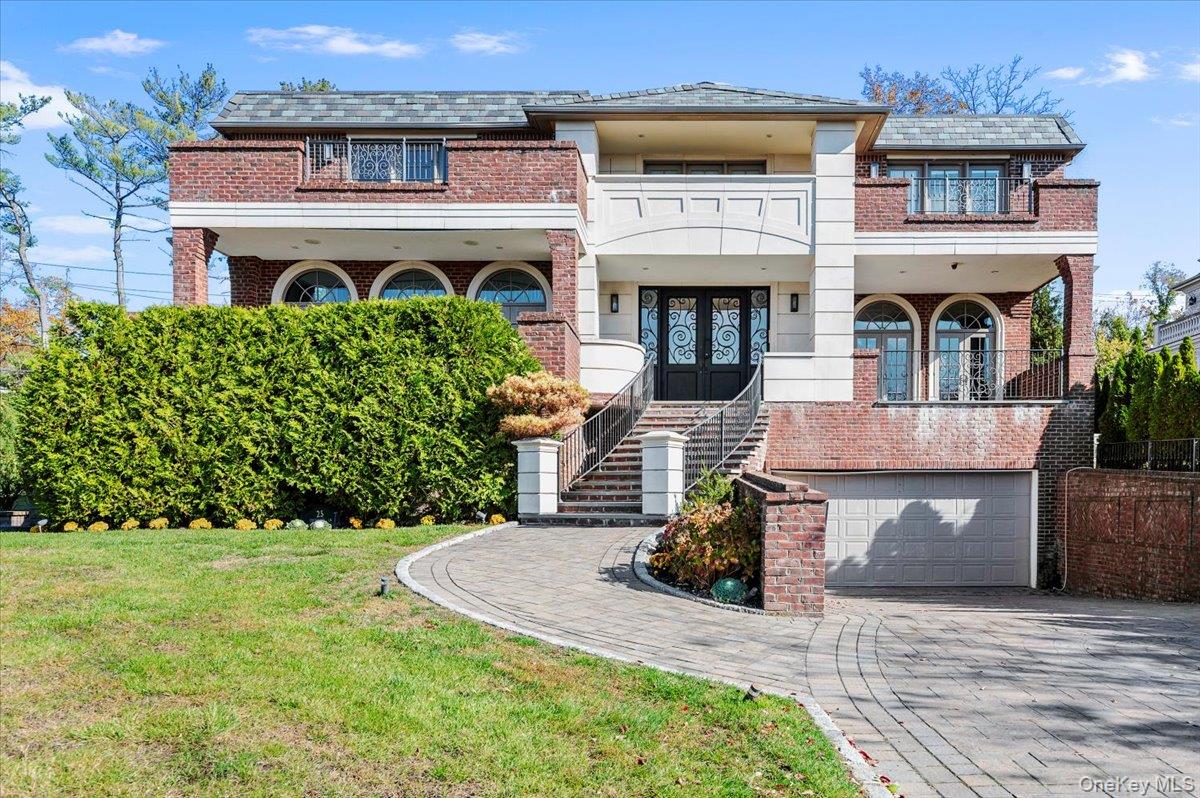 25 Edgewater Lane, Great Neck, NY 11023