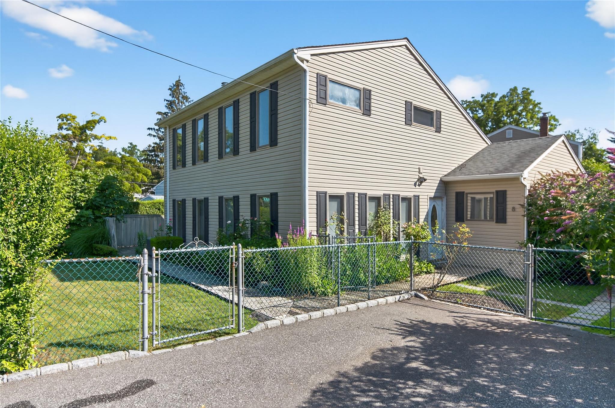 8 Lovers Lane, Huntington, NY 11743