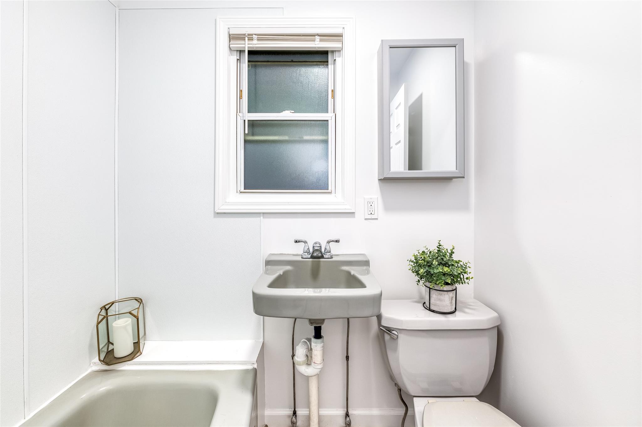 15 Jefferson Avenue, Bellmore, NY 11710