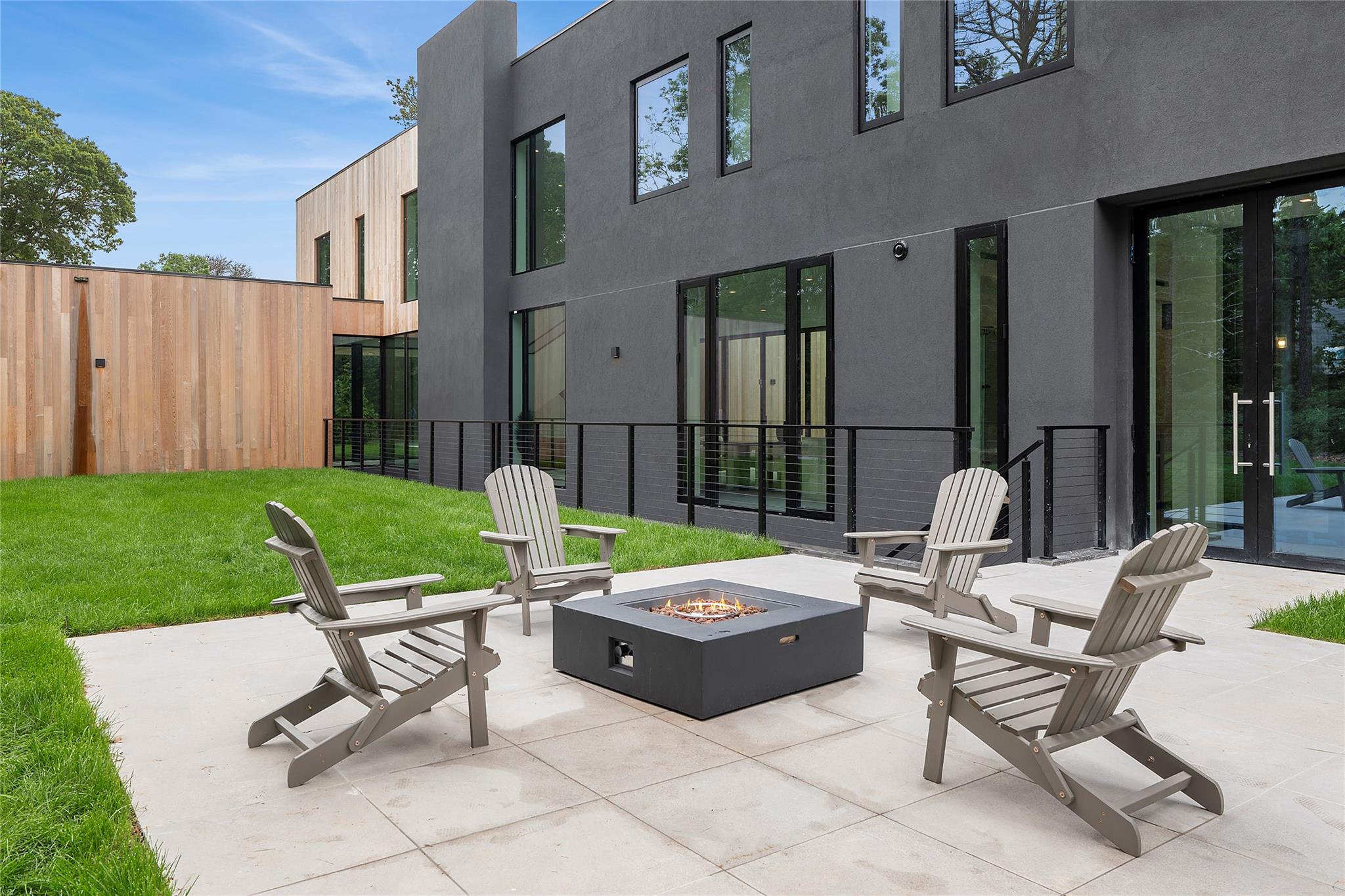 9 Blue Jay Way, East Hampton, NY 11937