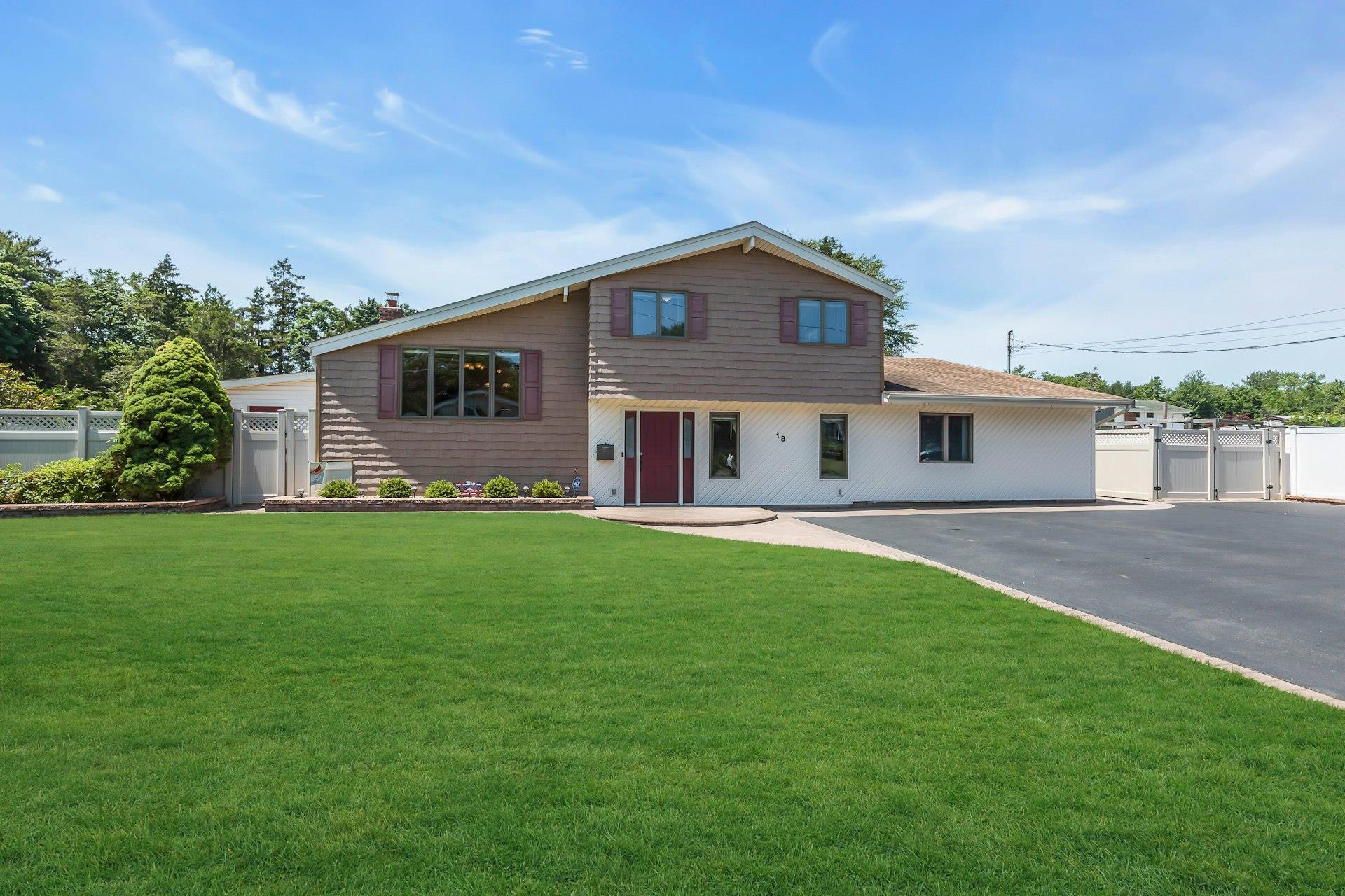 18 Cloverdale Drive, Oakdale, NY 11769