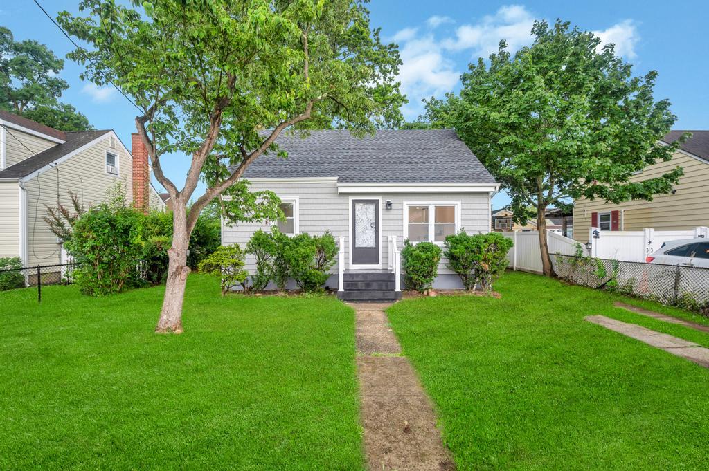 312 Abbington Court, Copiague, NY 11726