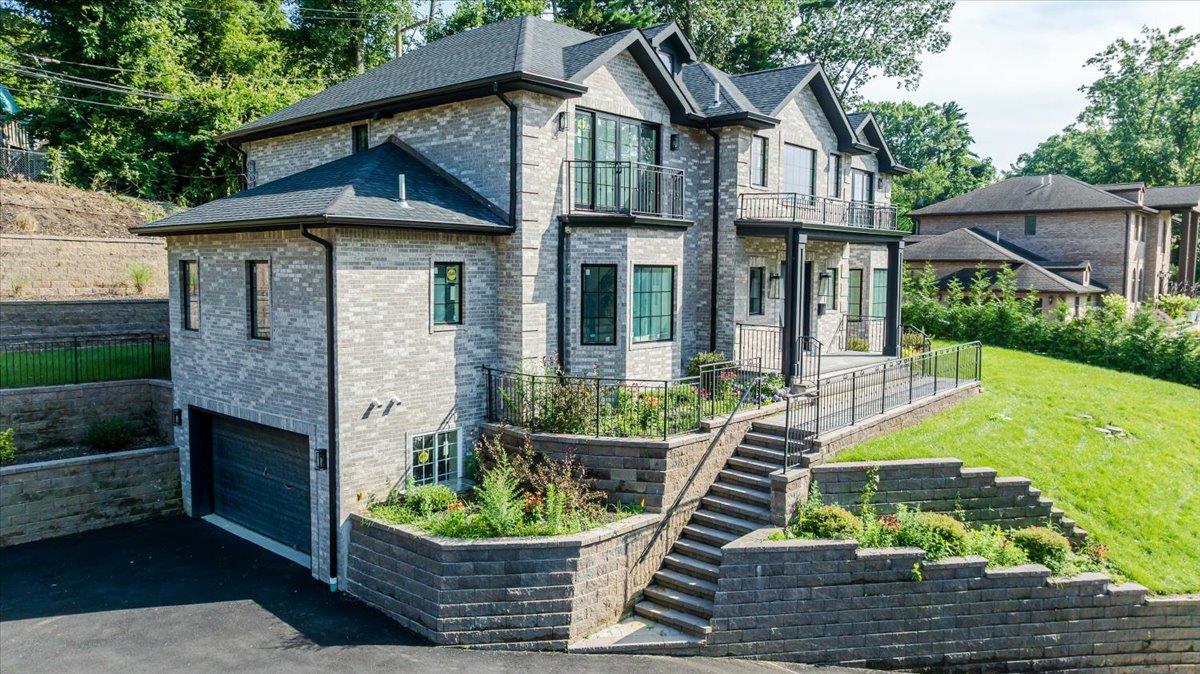 34 Woodland Place, Great Neck, NY 11021