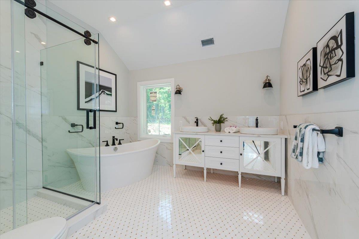 34 Woodland Place, Great Neck, NY 11021