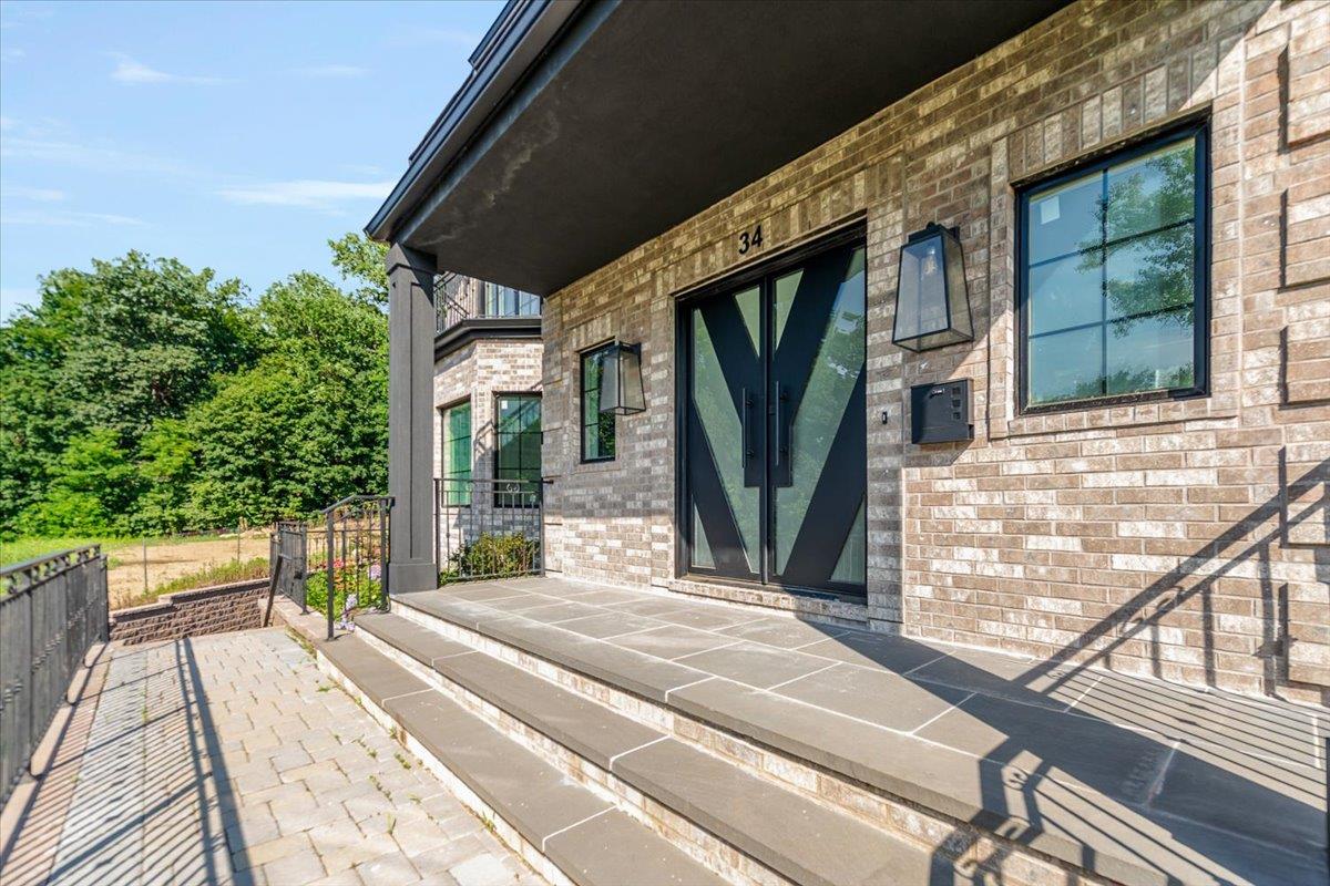 34 Woodland Place, Great Neck, NY 11021