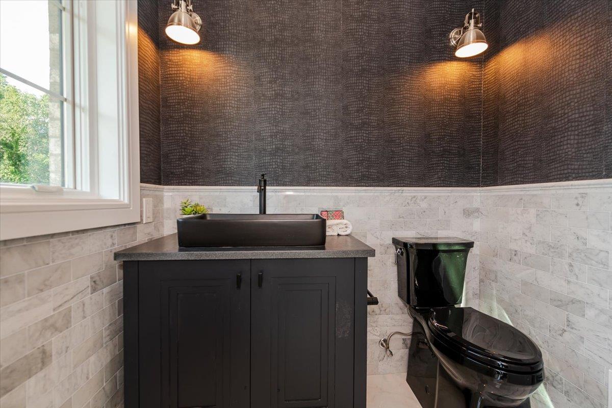 34 Woodland Place, Great Neck, NY 11021