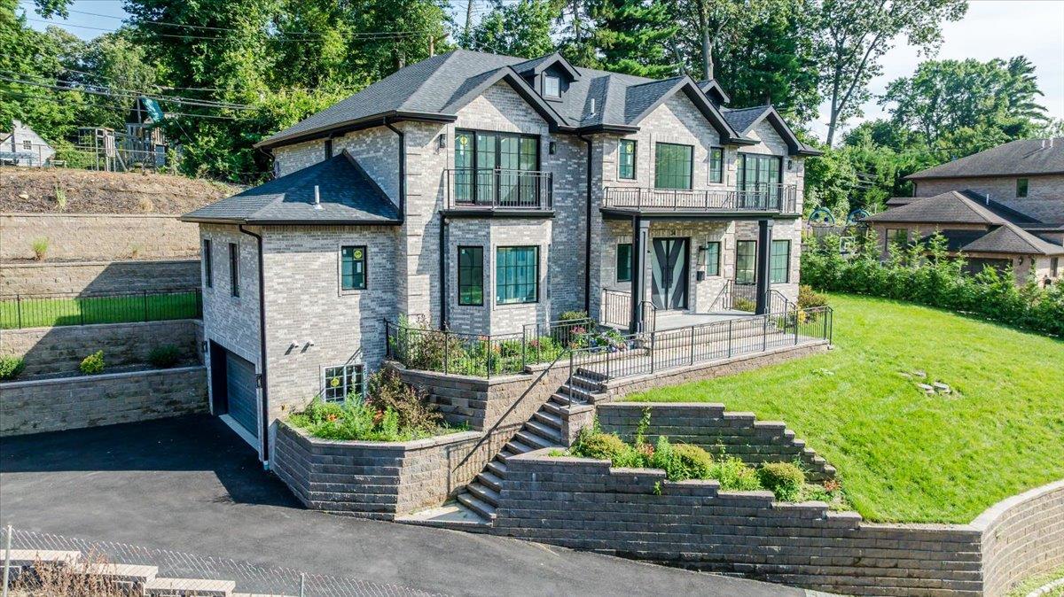 34 Woodland Place, Great Neck, NY 11021