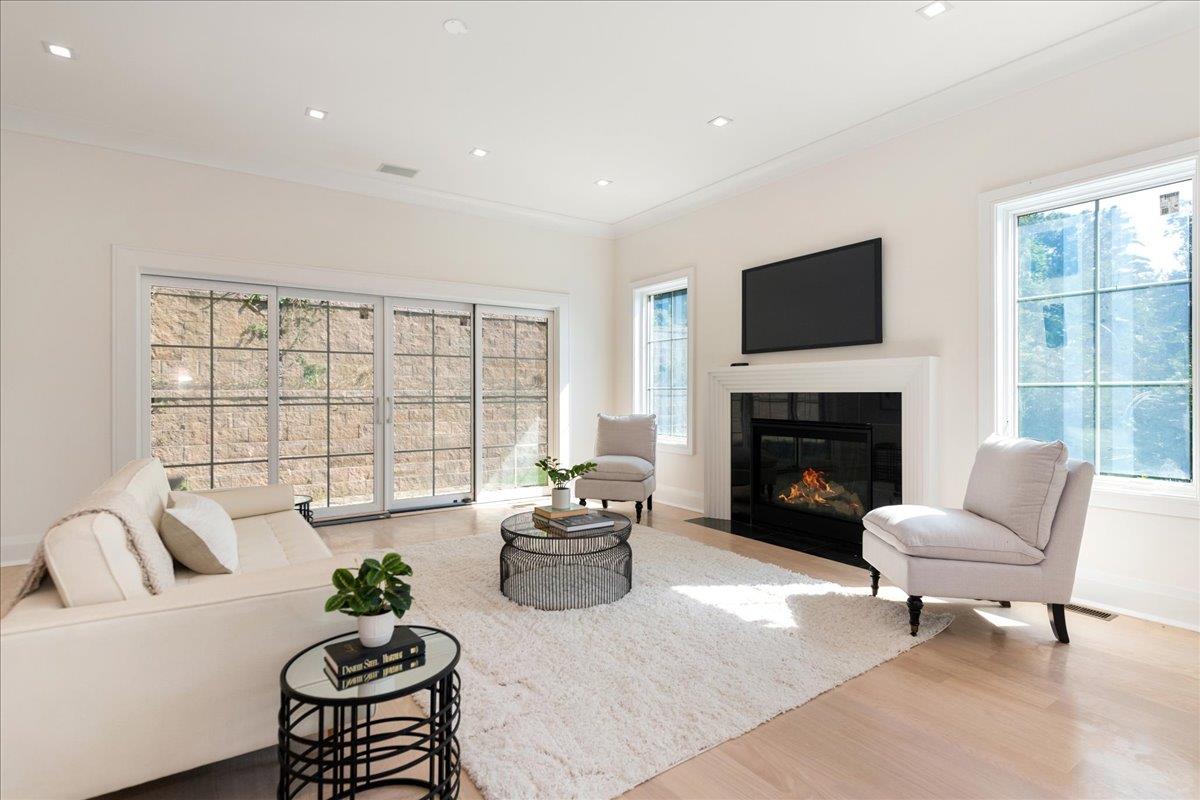 34 Woodland Place, Great Neck, NY 11021