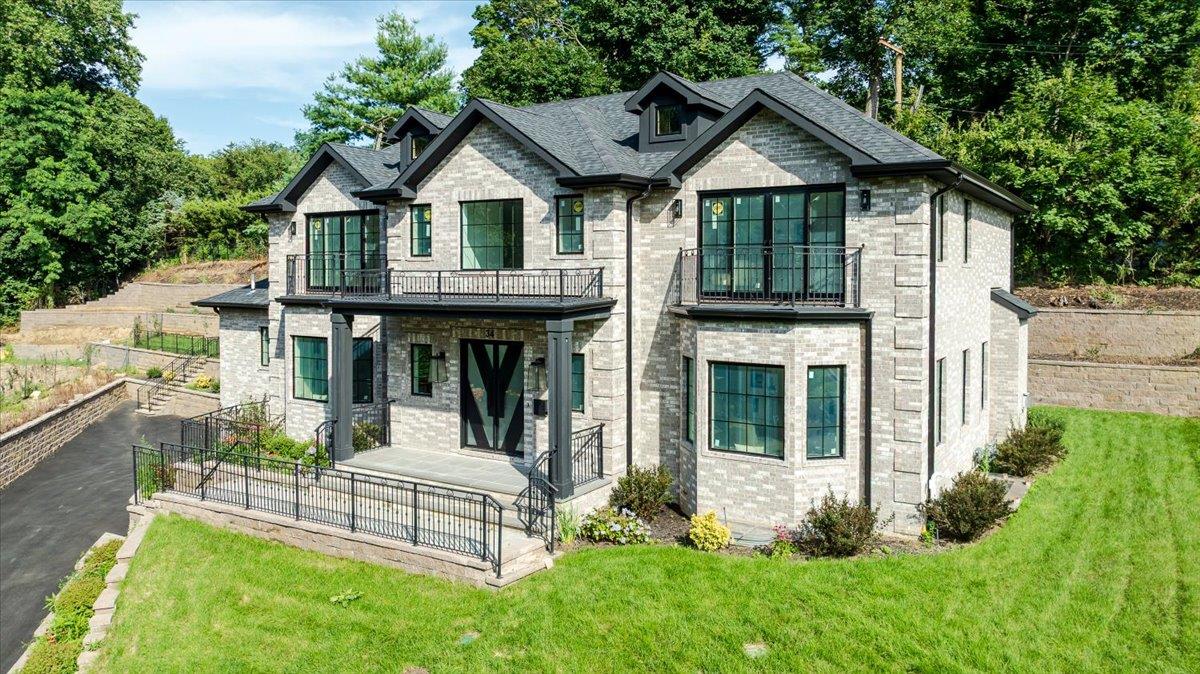 34 Woodland Place, Great Neck, NY 11021